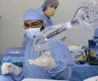Χειρουργός έτοιμη να λειτουργήσει σε έναν ασθενή στο χειρουργείο
